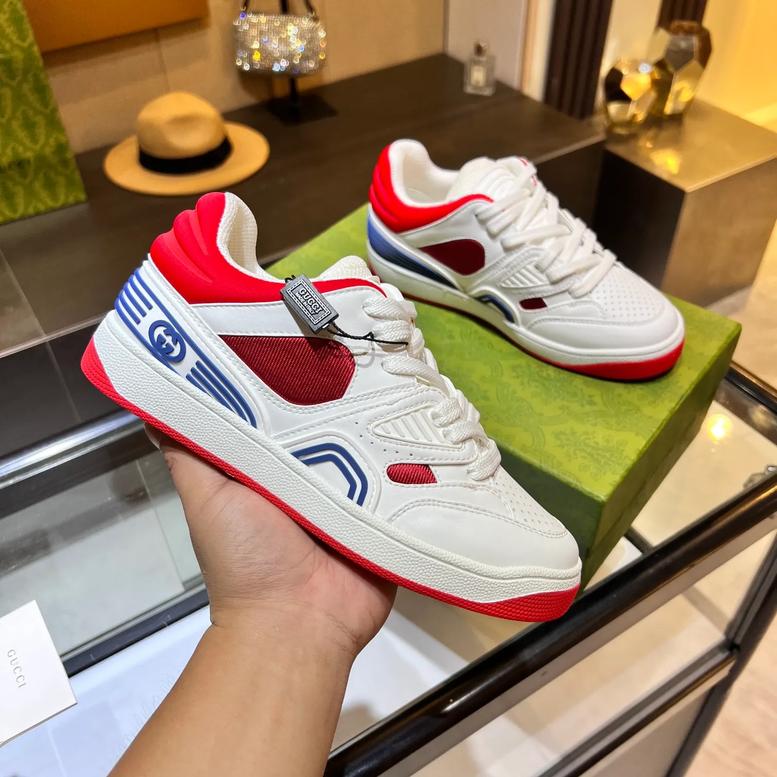👟👟Ex-factory price 600👟👟 Men's size +10 high version, the top version of 2022 Gucci low-top sneakers! The new colors are reproduced one to one. New style for early spring, creating a perfect style💣💣💣street style🔥🔥🔥cool and trendy C-level fashionable outfit with a retro and futuristic feel🌹🌹🌹classic boot shape + British color-blocking design, super eye-catching. Various leather splicing, original reverse mold last type, imported high-end knitting needles showing exquisite texture! Open mold to customize high-density TPU outsole. 15 colors come out first. Size: Female 35-41 Male 39-46